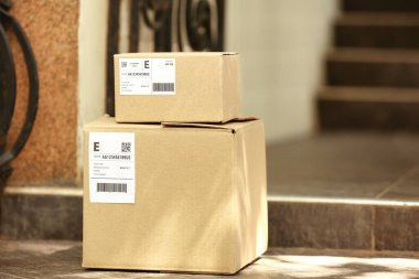 Verandaya paket teslimatı.