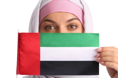 Geleneksel giyinmiş genç bir kadın ve beyaz arka planda BAE bayrağı var.