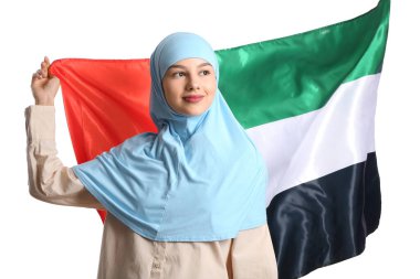 Beyaz arka planda BAE bayrağı olan güzel Müslüman kadın.
