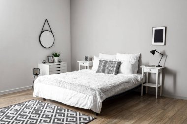 Masalı aydınlık yatak odasının içi