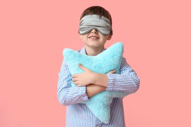 Maskeli ve yastıklı küçük bir çocuk.