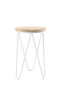 Beyaz arkaplanda şık bir kahve masası