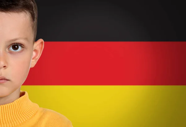 Маленький Хлопчик Проти Національного Прапора Німеччини Простором Тексту — стокове фото