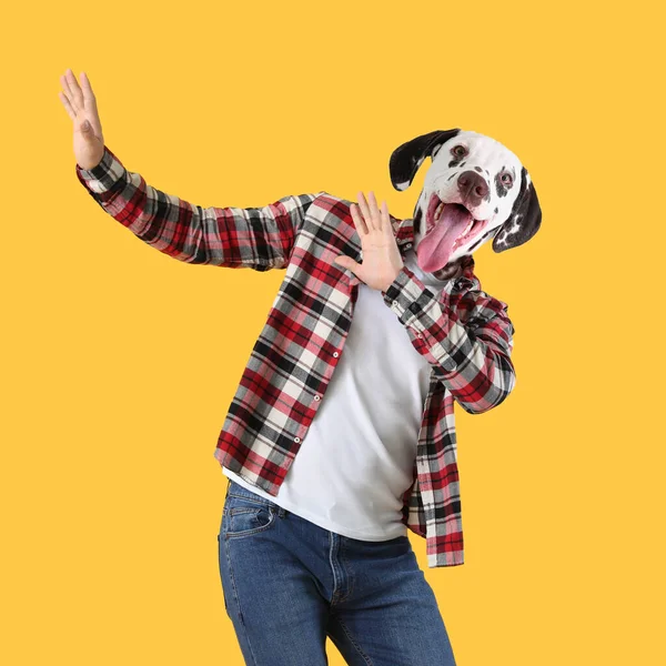 Bailarín Con Cabeza Perro Sobre Fondo Amarillo —  Fotos de Stock
