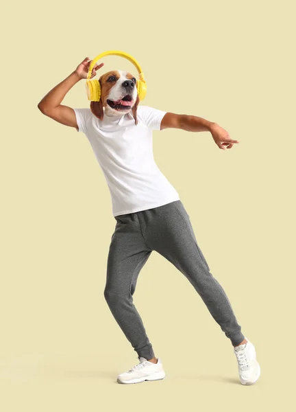 带着狗头和耳机 身披浅色背景的跳舞男子 — 图库照片