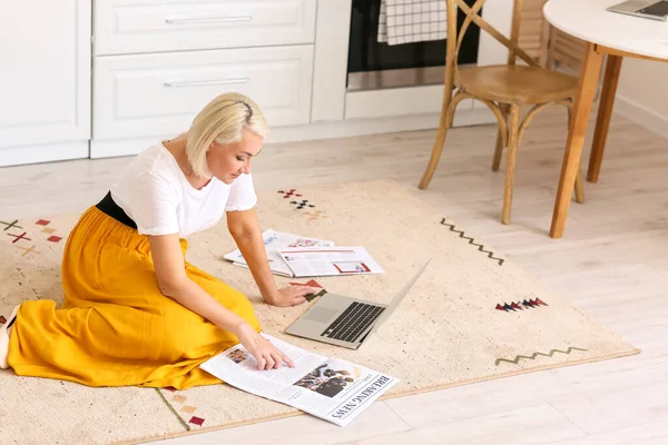 Mujer Madura Leyendo Periódico Suelo Cocina — Foto de Stock