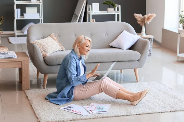 Beautiful Mature Woman Using Laptop Floor Home — Stock Photo, Image