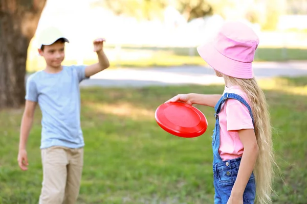 Roztomilé Malé Děti Hrající Venku Frisbee — Stock fotografie