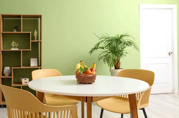 Aydınlık Odada Hasır Meyve Sepetli Yemek Masası — Stok fotoğraf