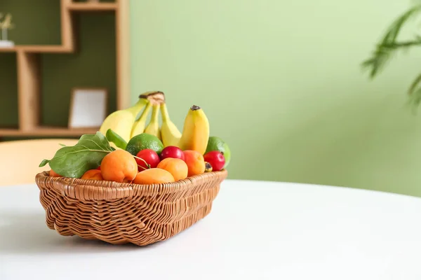 Wicker Fruit Basket Table Room Closeup — Stock Photo, Image