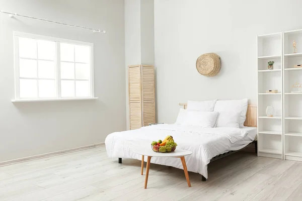 Interior Del Dormitorio Luminoso Con Mesa Cesta Frutas — Foto de Stock