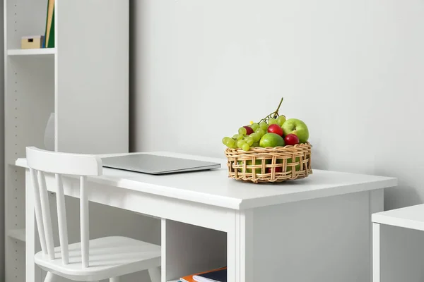 Posto Lavoro Moderno Con Laptop Cesto Frutta Vimini Vicino Alla — Foto Stock