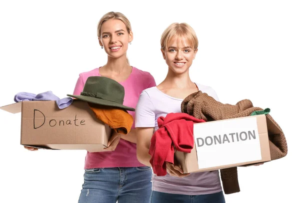 Hermanas Jóvenes Sosteniendo Cajas Con Donaciones Sobre Fondo Blanco — Foto de Stock