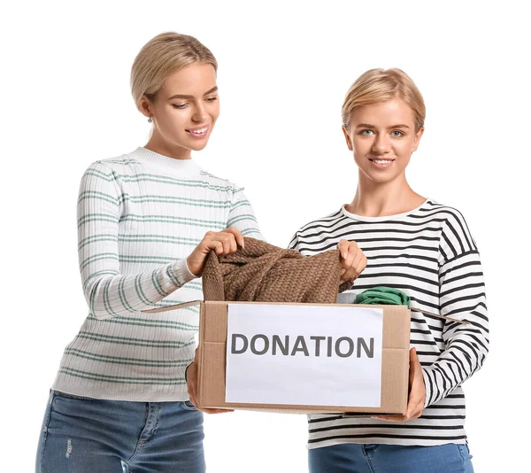 Jovens Mulheres Segurando Caixa Com Roupas Para Doação Fundo Branco — Fotografia de Stock