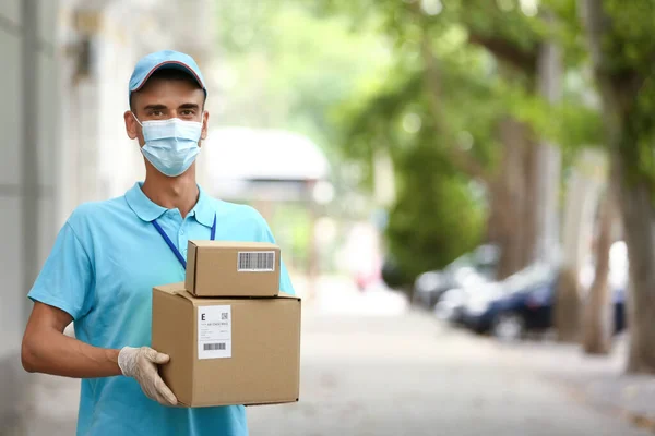 Male Courier Medical Mask Parcels Outdoors — Stock Photo, Image