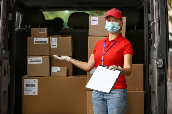 Жінка Кур Медичній Масці Біля Автомобіля Посилками — стокове фото