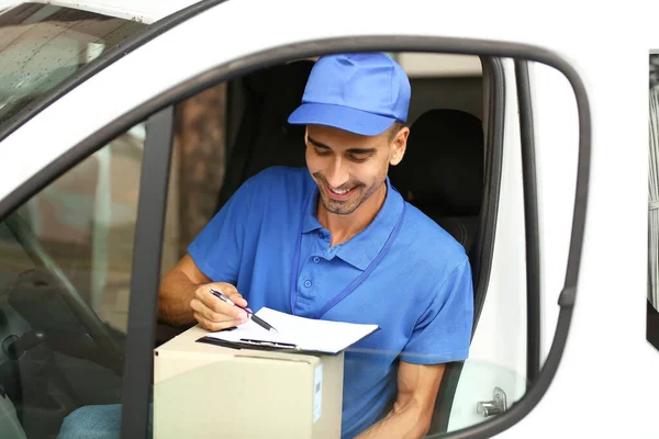 Empresa Mensajería Masculina Entrega Con Paquete Automóvil — Foto de Stock