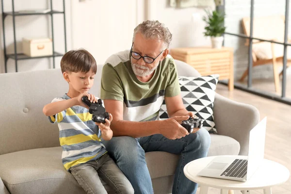 Μικρό Αγόρι Τον Παππού Του Παίζει Βιντεοπαιχνίδι Στο Σπίτι — Φωτογραφία Αρχείου