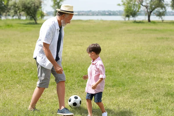 Ragazzino Che Gioca Calcio Con Suo Nonno All Aperto — Foto Stock