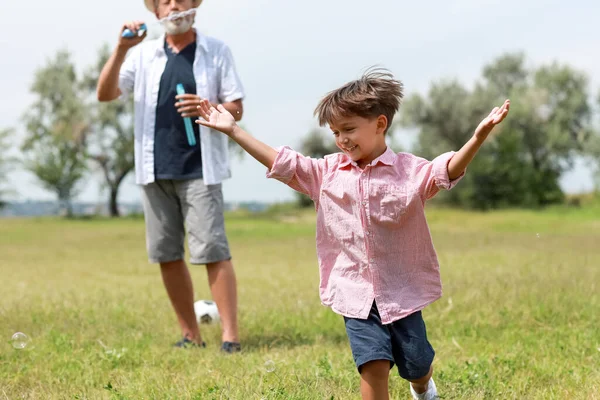 Pequeño Niño Abuelo Divertirse Con Burbujas Jabón Aire Libre —  Fotos de Stock