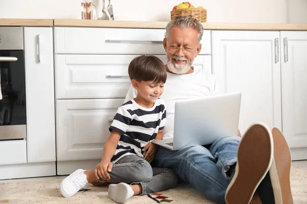 Little Boy His Grandfather Using Laptop Kitchen — Stock Photo, Image