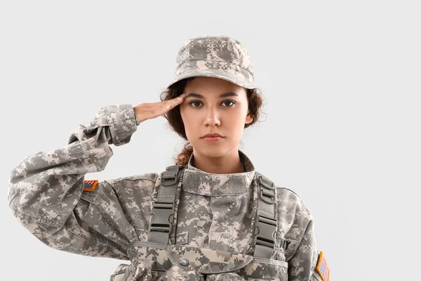 Salutieren Einer Afroamerikanischen Soldatin Auf Hellem Hintergrund — Stockfoto