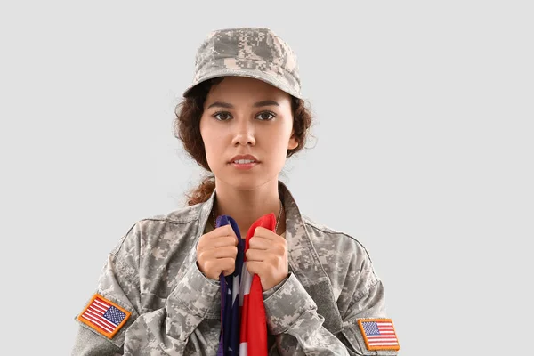 アメリカ国旗を背景にしたアフリカ系アメリカ人女性兵士 — ストック写真
