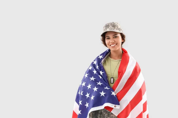 Afroamerikansk Kvinnlig Soldat Med Usa Flagga Ljus Bakgrund — Stockfoto