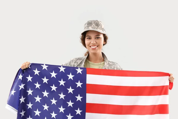 Mujer Soldado Afroamericana Con Bandera Estados Unidos Sobre Fondo Claro —  Fotos de Stock