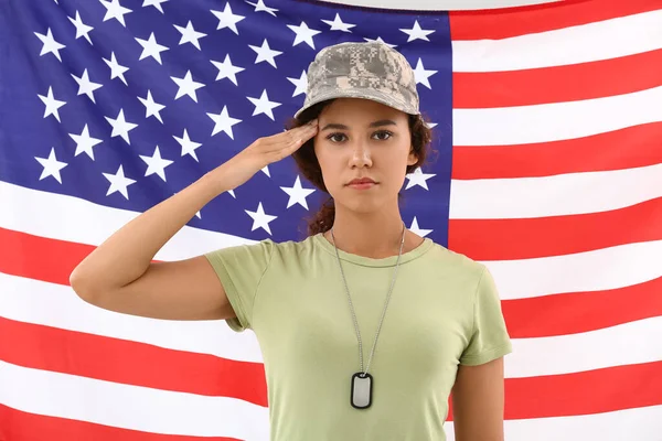 Hälsning Afroamerikansk Kvinnlig Soldat Mot Usa Flagga — Stockfoto