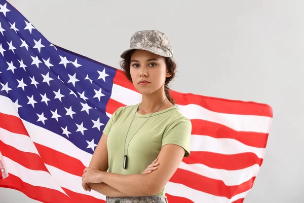 Afroamerikansk Kvinnlig Soldat Med Usa Flagga Ljus Bakgrund — Stockfoto