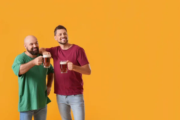 Homens Bebendo Cerveja Fundo Amarelo — Fotografia de Stock