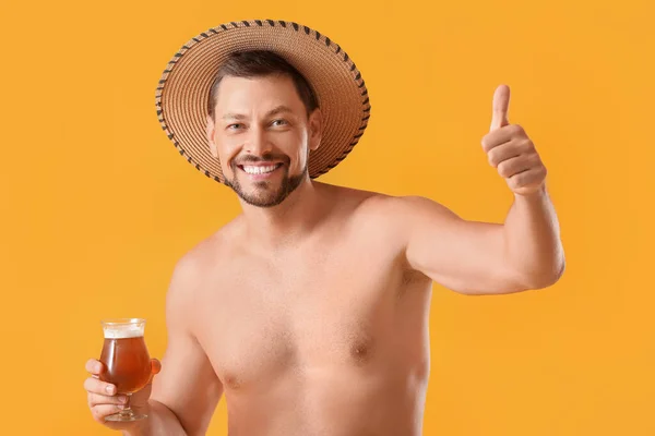 Bonito Homem Com Cerveja Mostrando Polegar Para Cima Fundo Amarelo — Fotografia de Stock