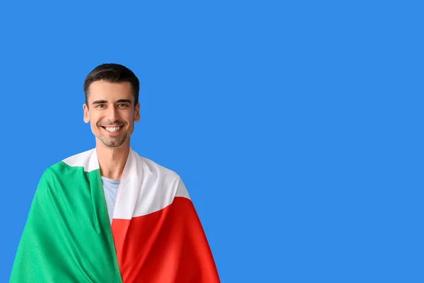 有意大利国旗背景的年轻人 — 图库照片