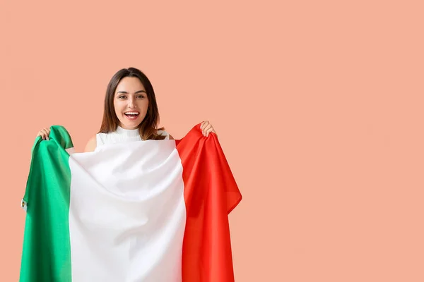 Jovem Com Bandeira Italiana Sobre Fundo Cor — Fotografia de Stock