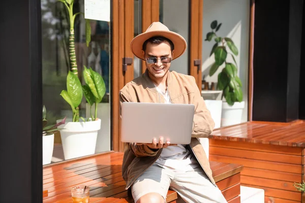 Jovem Elegante Usando Laptop Café Rua — Fotografia de Stock