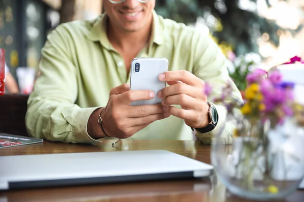 Fešák Pomocí Mobilního Telefonu Stolu Pouliční Kavárně — Stock fotografie