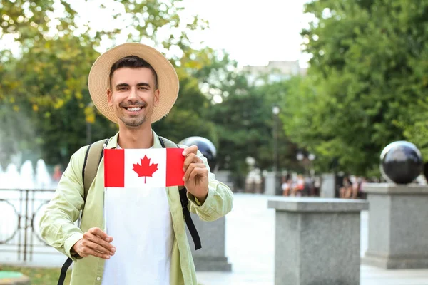 Turista Masculino Com Bandeira Canadá Parque — Fotografia de Stock