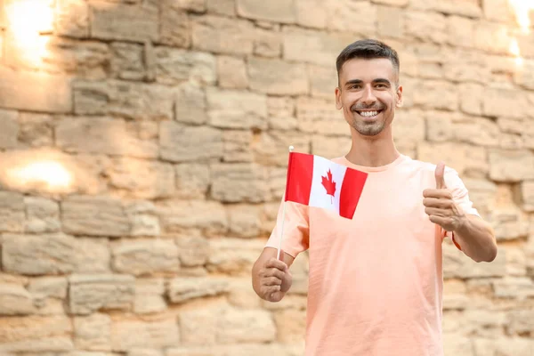 Młody Człowiek Flagą Kanady Pokazuje Kciuk Góry — Zdjęcie stockowe