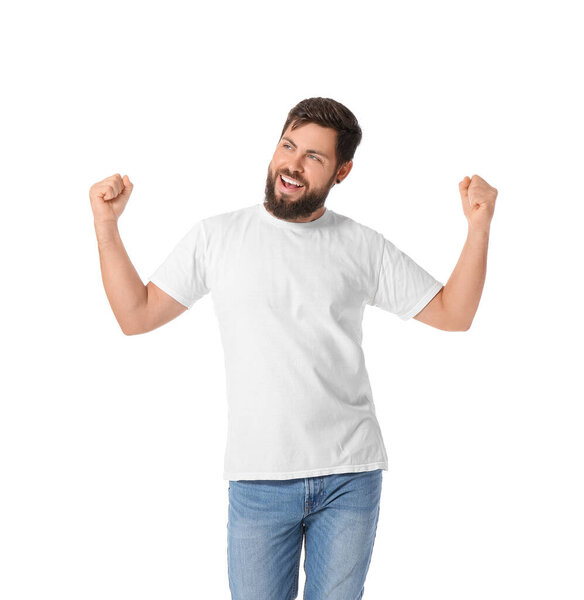 Счастливый молодой человек в футболке на белом фоне