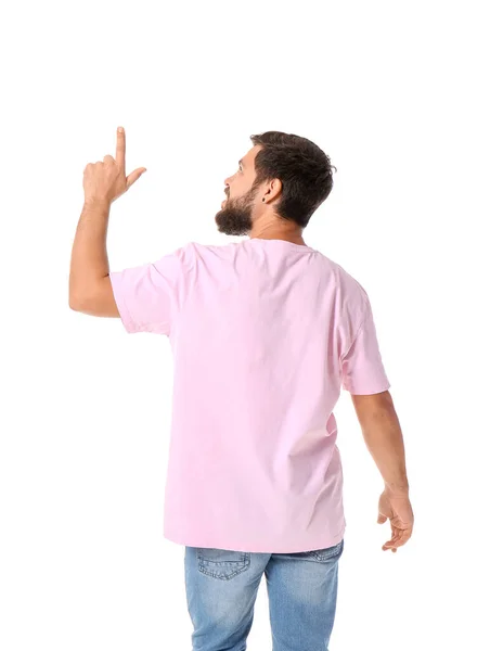 Όμορφος Άντρας Ροζ Μπλουζάκι Που Δείχνει Κάτι Λευκό Φόντο — Φωτογραφία Αρχείου