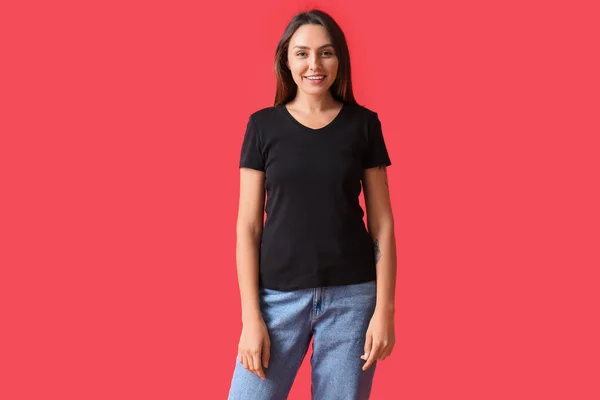 Junge Frau Weißen Shirt Auf Farbigem Hintergrund — Stockfoto