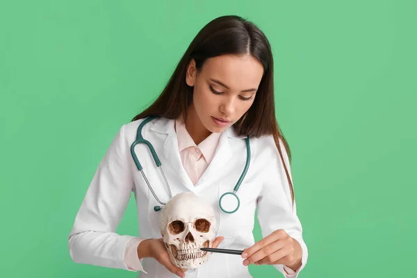 Kvinna Läkare Med Mänsklig Skalle Färg Bakgrund — Stockfoto