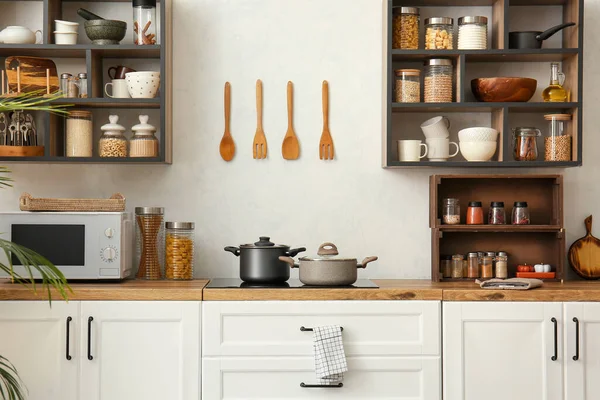 Interior Luz Moderna Cocina Con Mostradores Blancos Estantes — Foto de Stock