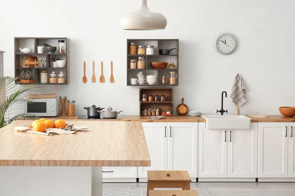 Interior Cozinha Moderna Leve Com Balcões Brancos Comida — Fotografia de Stock