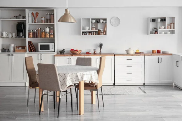 Interieur Van Lichte Moderne Keuken Met Witte Toonbanken Eettafel Planken — Stockfoto