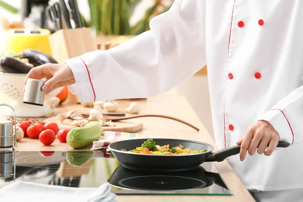 Cocinera Freír Verduras Cocina Primer Plano — Foto de Stock