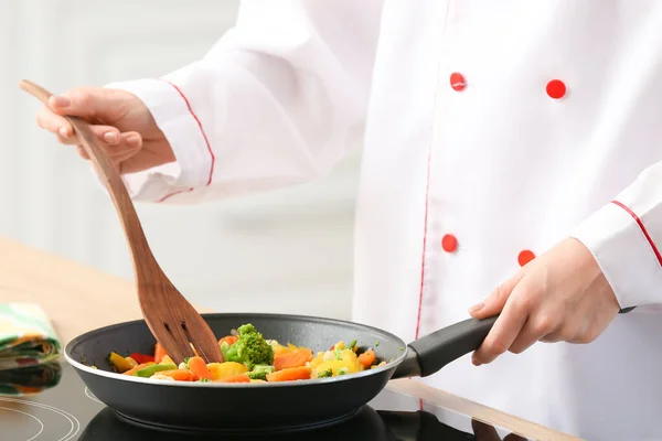 Chef Femenino Con Espátula Freír Verduras Cocina Primer Plano — Foto de Stock