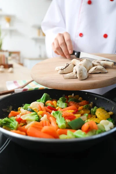 Chef Feminino Adicionando Cogumelos Frigideira Cozinha Close — Fotografia de Stock