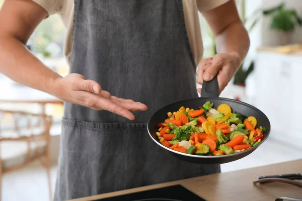 Young Man Showing Frying Pan Vegetables Kitchen Closeup — Stock Photo, Image